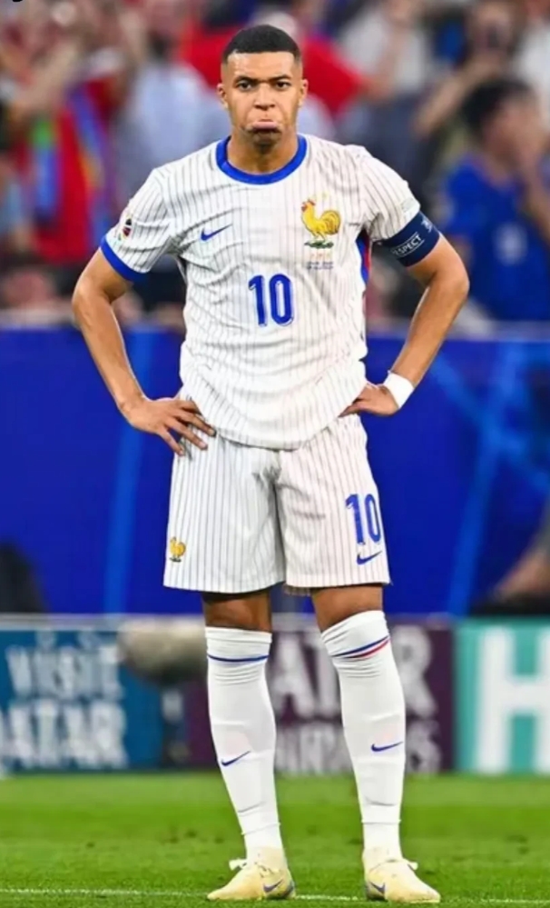 法国足协管理层掀桌子了，不仅是因为半决赛被西班牙淘汰，还因为——

1，球队当家