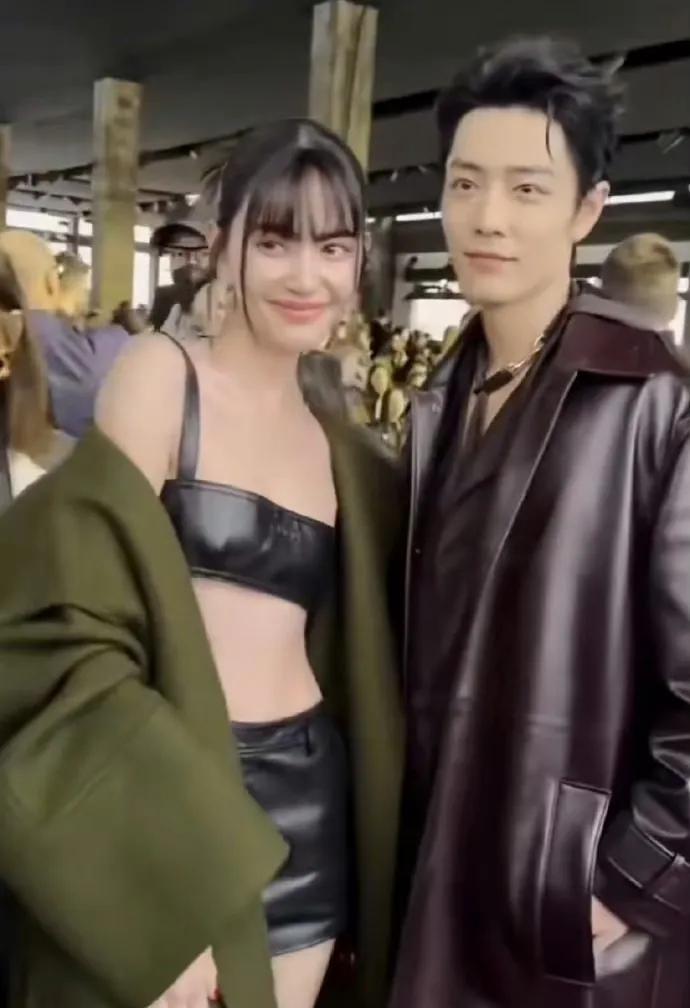 肖战很少和女明星合影这么放得开又自信的，自信看两人CP感还很强，Mai说她和她妈