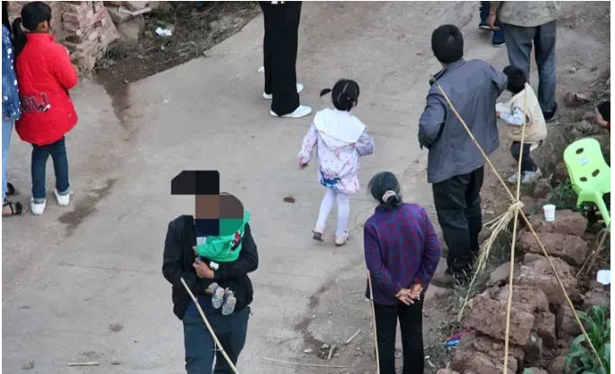 福建三明，5旬男子的老母亲去世后因家庭条件差、老宅简陋，没有条件用来举办葬礼，于
