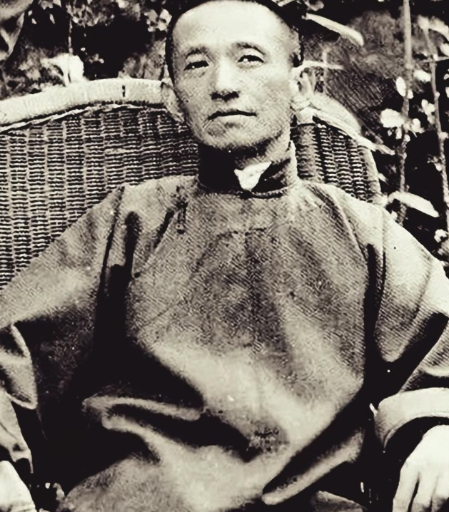 1948年，陈布雷劝老蒋不能只拍苍蝇要打老虎。老蒋听出是指孔宋。反讥道：听说你女