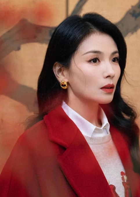 家人们，快被刘涛美晕了！她这次的歪头杀，直接把我拿捏住！


现身活动的她，穿着