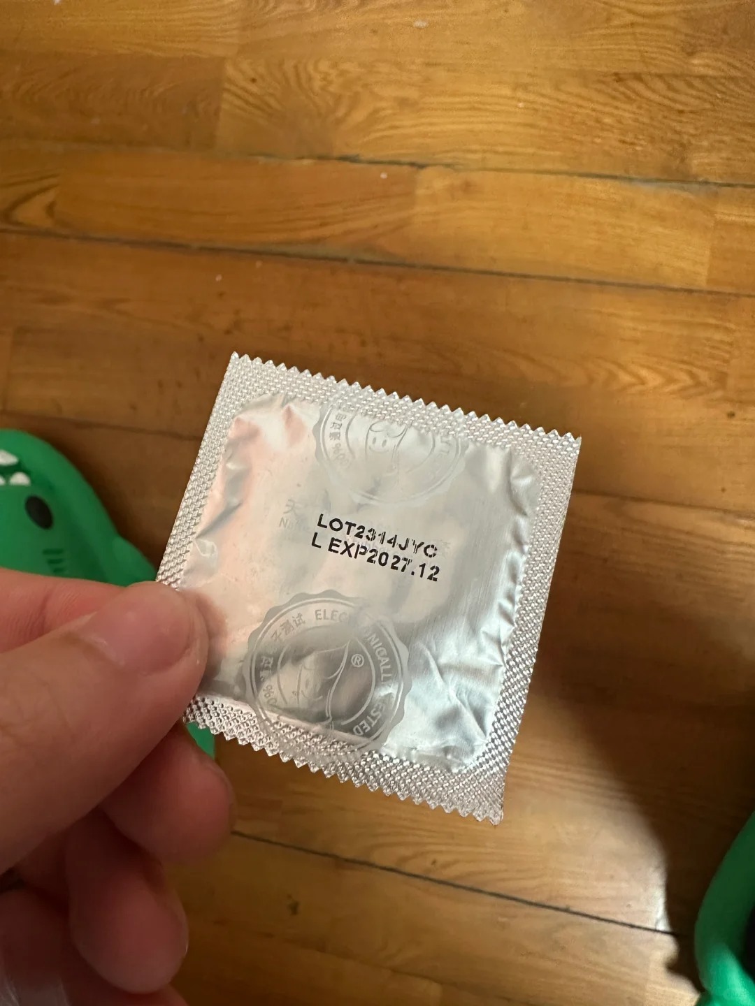 酒店上一个住的人留下的
我发现 只要一步错 步步都是错🤦🤦

不知道到大家有