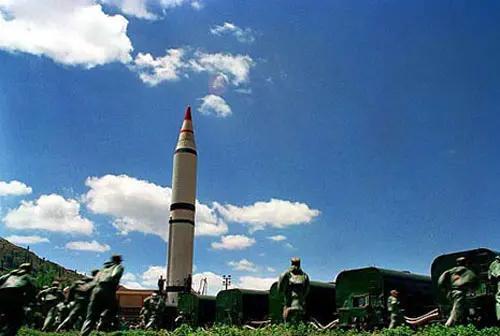 1994年，一名因持械斗殴被开除军籍的士兵吴健，心怀不轨，悄悄爬上山顶，将某部二