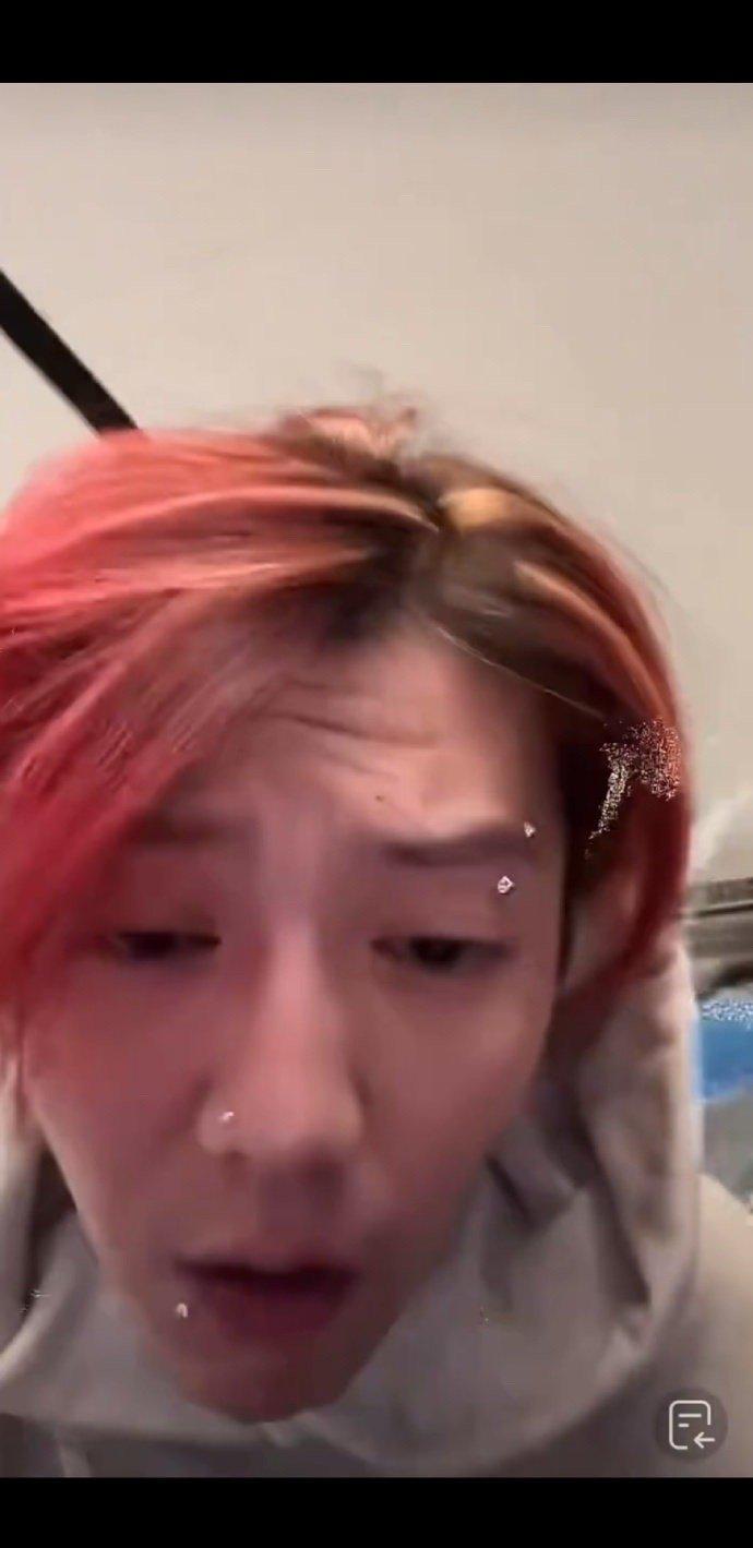 怼网友，飙脏话，竖中指，内娱前顶流男爱豆都癫成这个样子了吗，