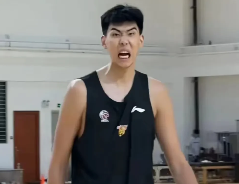 广东连着损失了两NBA悍将，但还有更高的准NBA高塔，一样12冠

1，广东损失