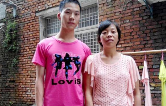 2003年，河南一男孩8岁被亲生母亲抛弃，11年后男孩高考634分，只为见妈妈一