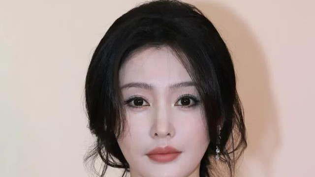 张天爱身材那可真是没话说，只是呢她戴的美瞳看着有些吓人