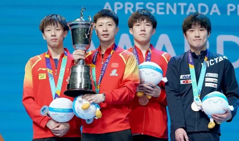 马龙是国乒和京队的老太子，以前刘弄出了三剑客来给国乒造势。
很明显，张继科、马龙