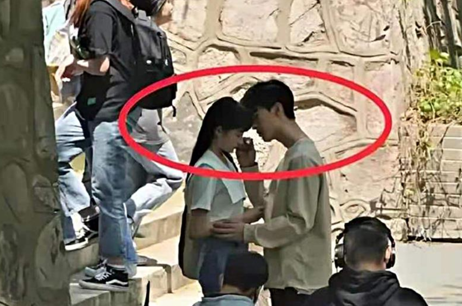 吴磊现身南京工业大学，引发学生围观，不禁想起来之前关晓彤、张一山在南京大学拍戏，