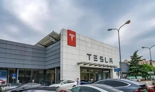 老款特斯拉车主此刻怕是要哭晕在厕所了，尤其是刚提车的那批车主。为啥呢？因为新款和