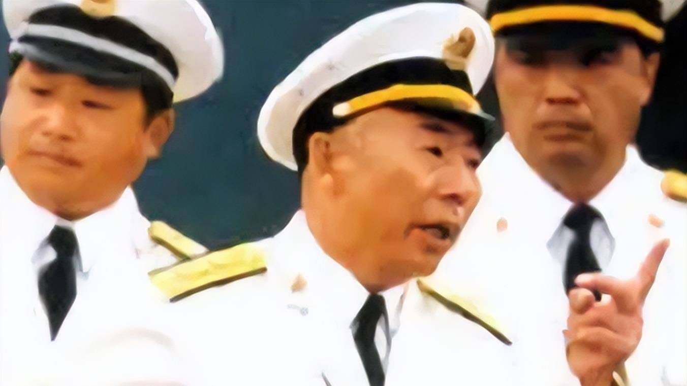 1987年，张连忠接替刘华清出任海军司令员，成为新中国成立以来继萧劲光、叶飞、刘