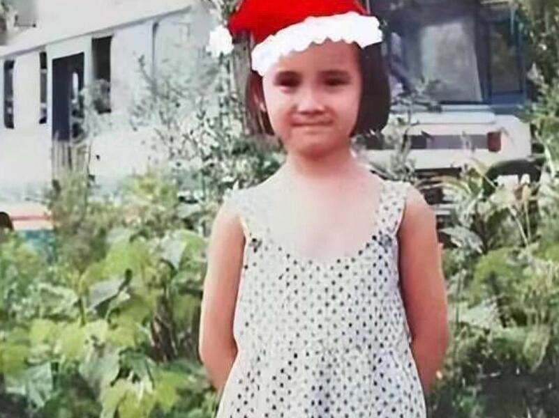 宋佳：从小对音乐感兴趣，毕业后正式演艺