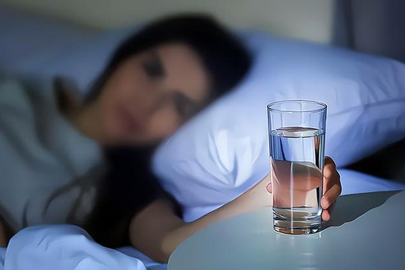 夜间口渴时，该怎么办？5个健康贴士莫错过