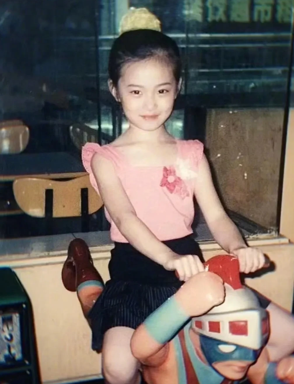徐艺洋小时候照片曝光，黄子韬挺会选老婆啊