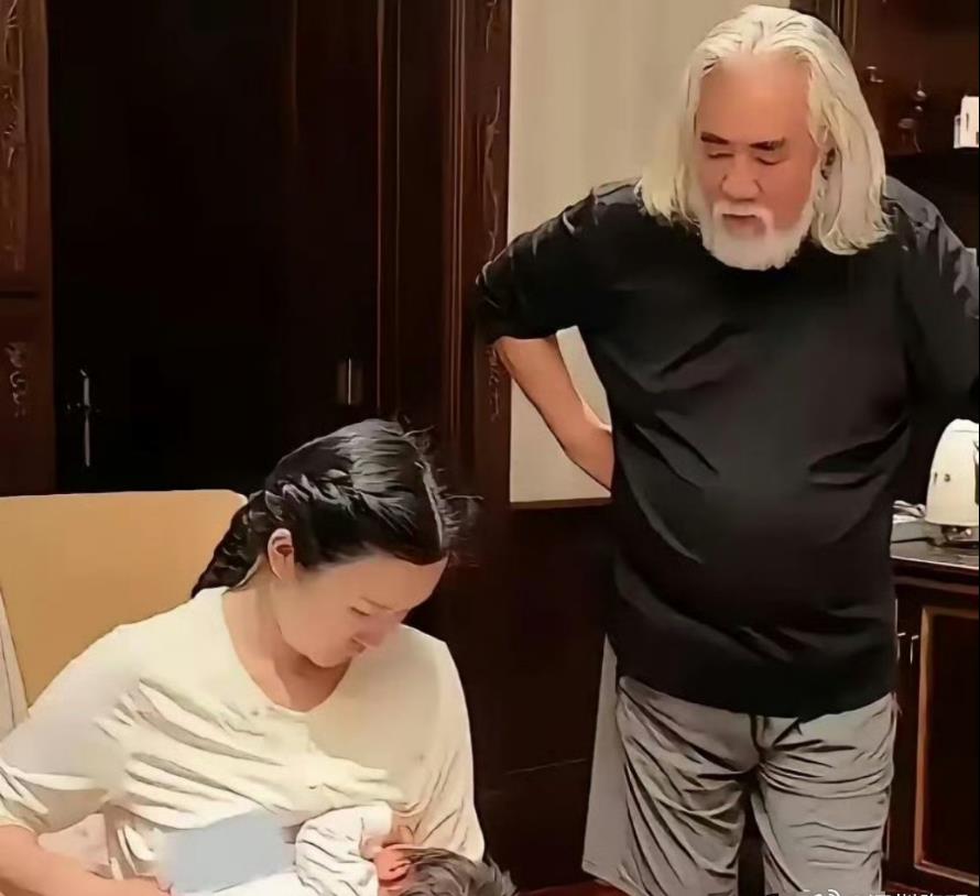 张纪中老师，已经74岁的人。
每天晚上，还亲力亲为的泡奶粉。