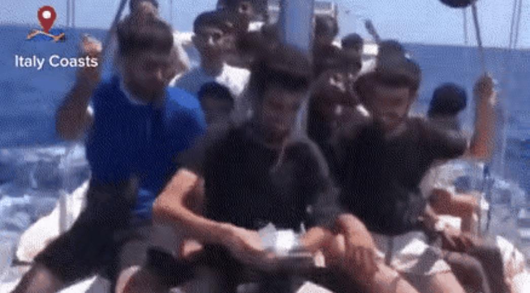 中东的偷渡客，眼看马上就要抵达目的地欧洲了，大家开心地都把护照给撕了，这样就不知