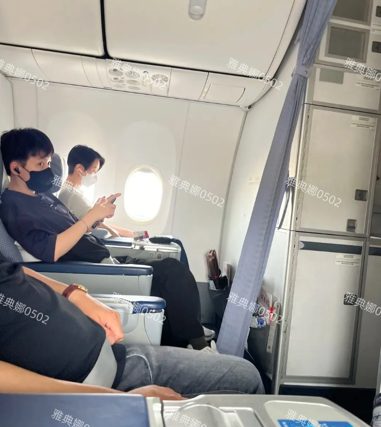 飞机上偶遇梁咏琪，本人个子好高快1米8了，脸小腿长大眼睛，短发特别利落，不愧是明