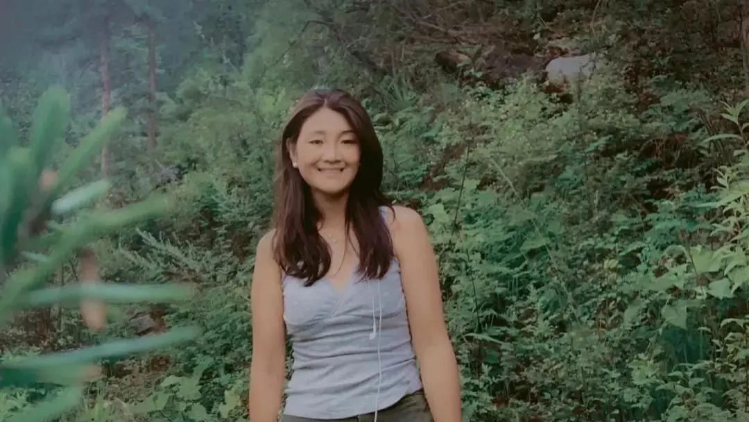 降央卓玛太让人意外了！背心配修身裤身姿婀娜，梳微卷发年轻貌美