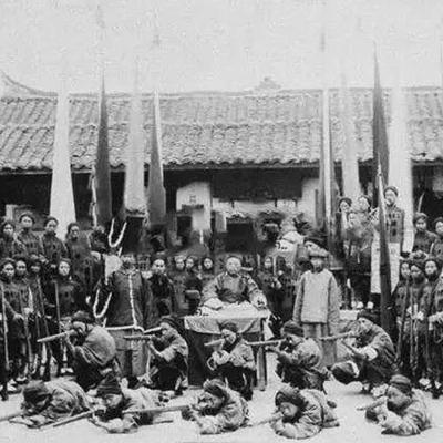 图中间坐的那个人，是时任直隶按察使袁世凯，正在阅兵的场景，袁世凯正悠闲地坐在轿子