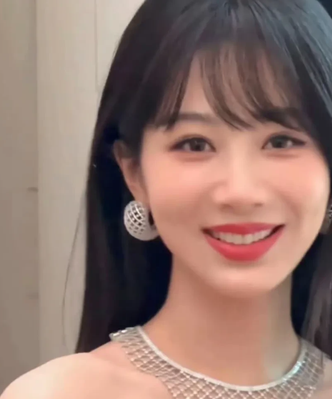 杨紫这笑容是想甜死谁啊。

现在的杨紫和之前完全是两个人。

以前的杨紫大大咧咧