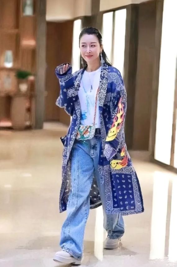 她的长相极具辨识度，不用我说，你也知道她是谁吧！她迈着矫健的步伐走来，性格直爽大