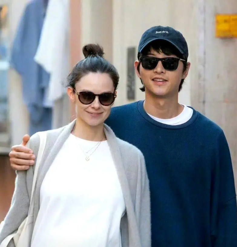 直到宋仲基官宣生下二胎，才知道他和宋慧乔离婚的真实原因。
宋仲基说过，组建家庭生
