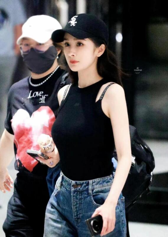 大幂幂也太会了吧，明明知道自己胸大，还偏爱穿紧身衣，挺得笔直又饱满，这谁能顶得住