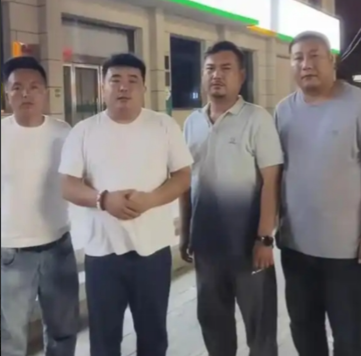 一货车司机在送货途中突然去世，家人即将赔付天价赔偿金。几名陌生人闻讯赶来，不但将
