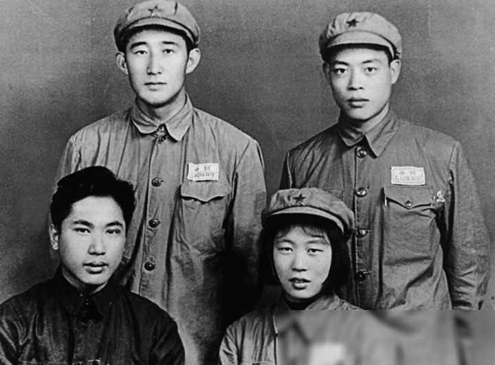 1949年，潜伏在敌人内部的吴荣森，已经引起了特务的注意，他察觉到危险，正准备撤