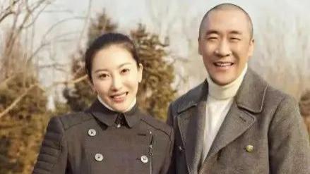 章子怡的哥哥，原来是我们熟悉的他！穿风衣尽显大佬风采，老婆比妹妹小5岁