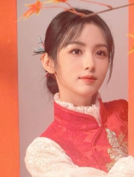 彩色毛衣气质温柔、笑容甜美——周也。这是周也自己晒出的一组新年美照。照片中周也身
