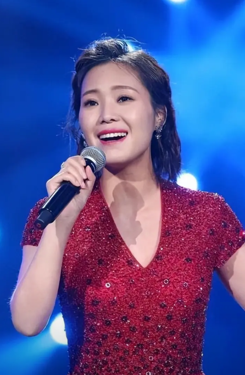 歌手，云朵说，老师刀郎一次也没有上过春晚，而我五次登上春晚的舞台，他推着我出来，