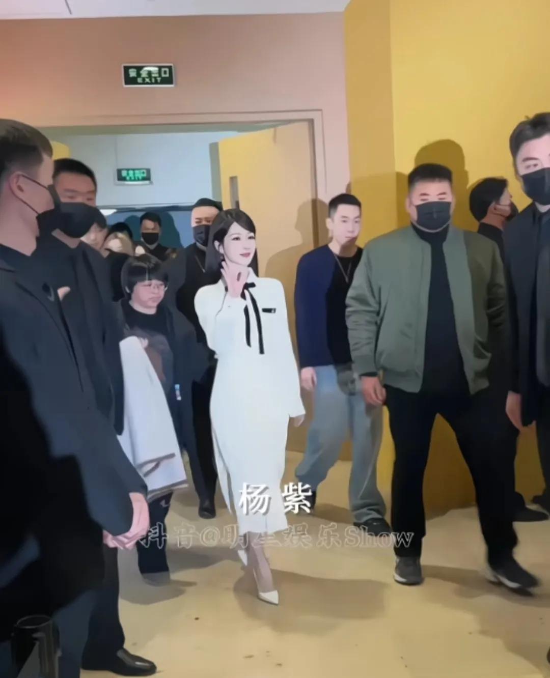 这身造型真的很绝！最近很火的新垣结衣同款大波浪被杨紫拿捏得死死的。今天下午，全新