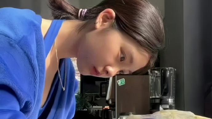 黄多多魔鬼身材厨艺大秀竟引争议，网友：好大啊！