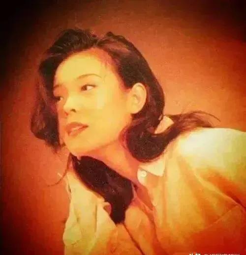 1999年，演唱《说唱脸谱》的28岁女歌星谢津在家中洗完澡后，从公寓的23楼一跃