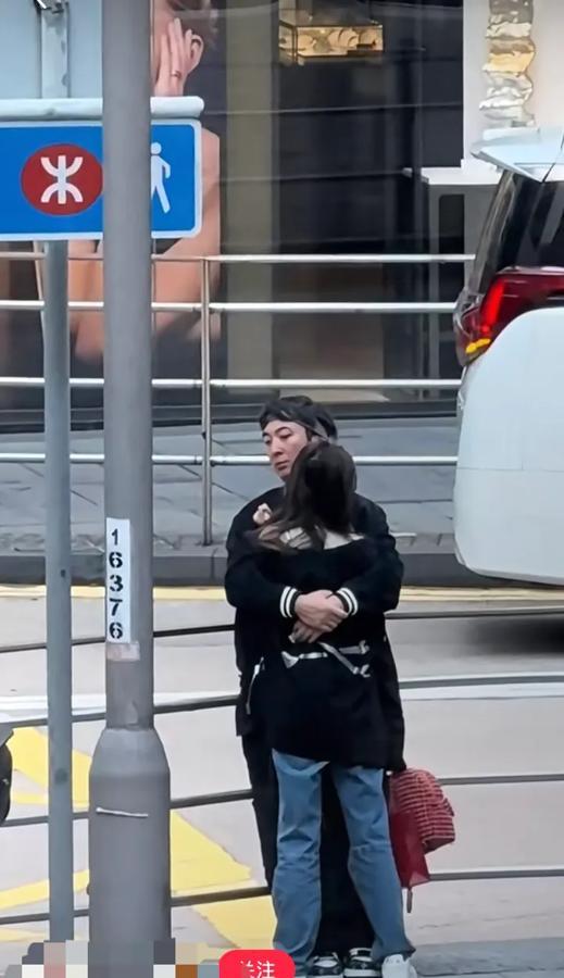 网友爆料，香港街头偶遇王思聪，真是一脸憔悴，有点道明寺的感觉！

感觉他最近压力