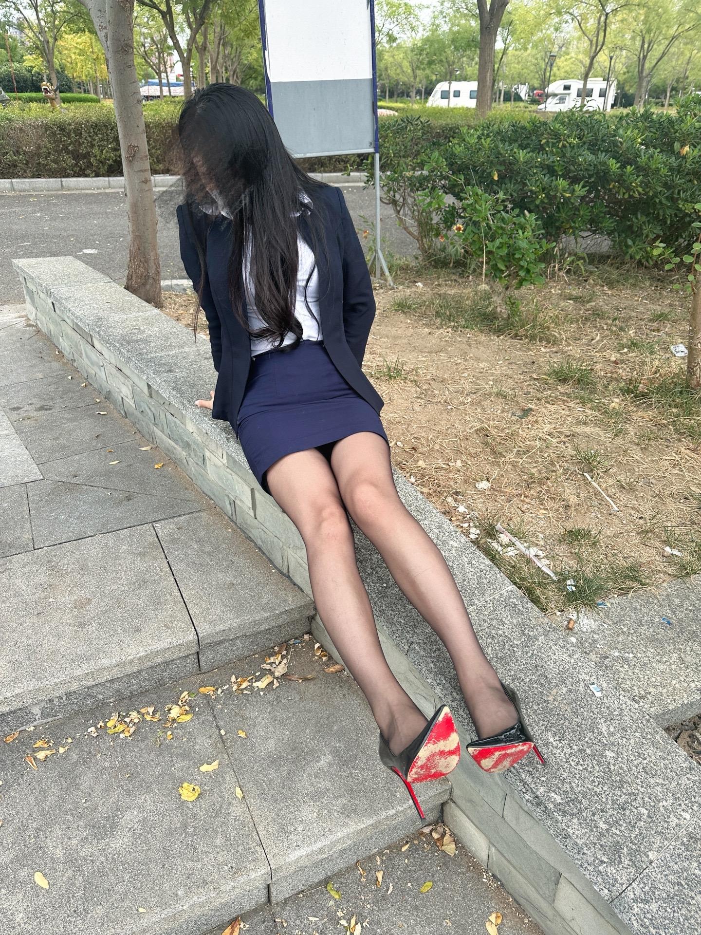 邻居家是近亲结婚，亲表兄妹那种，男人今年61岁，妻子58岁。在刚结婚的时候，很多