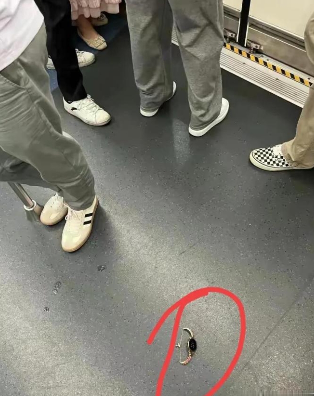 晚高峰的地铁又多了一个伤心的人儿 ​​​ ⁡