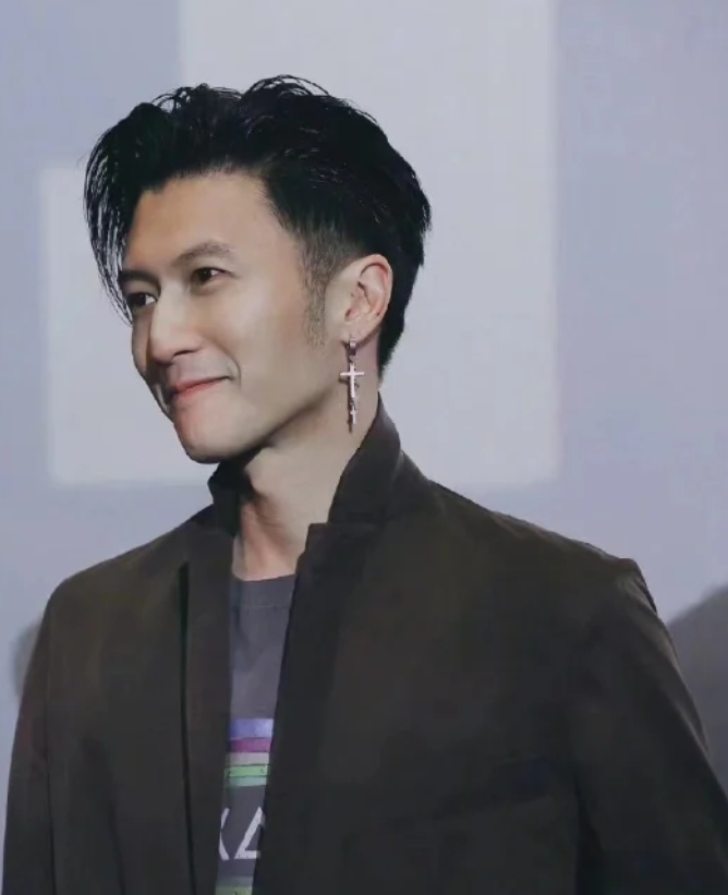 谢霆锋素颜引热议