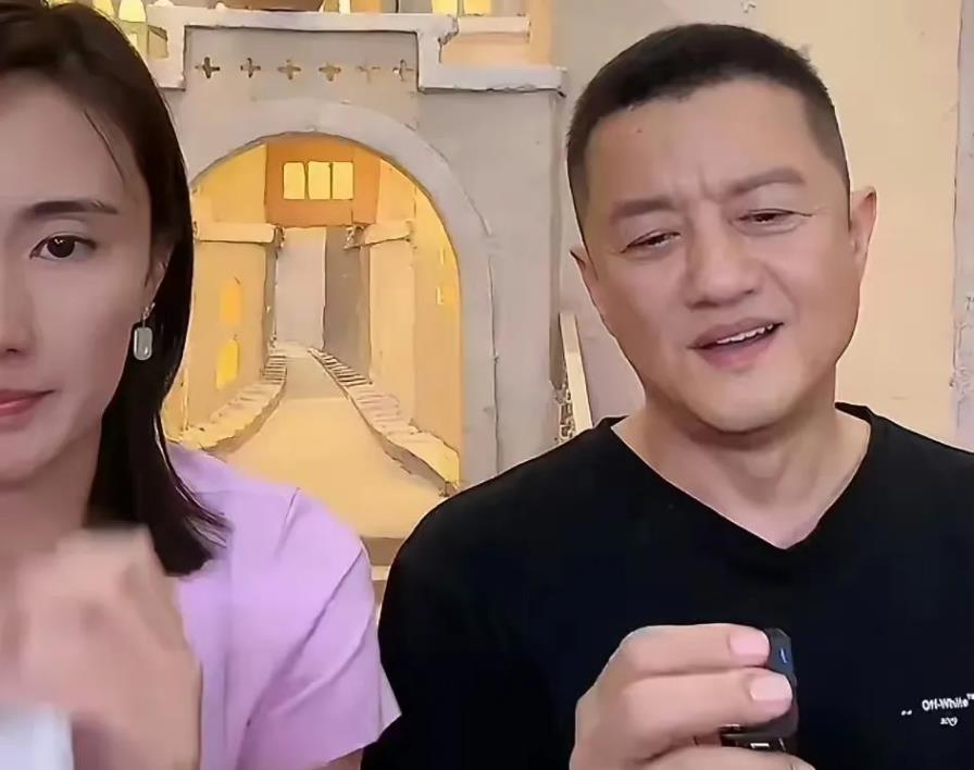李亚鹏直播唱前妻王菲歌曲炒作，频演大戏如哭穷卖茶壶、诉苦投资失败等博流量，却未能