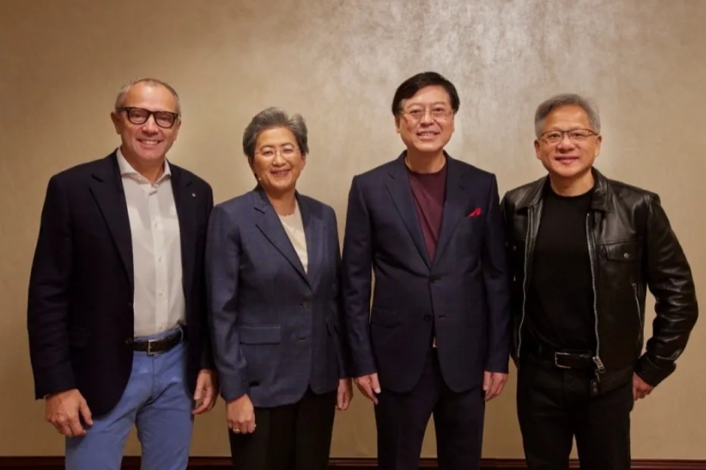 这是之前联想CEO杨元庆和英伟达CEO黄仁勋以及AMD CEO苏姿丰的合影，据说
