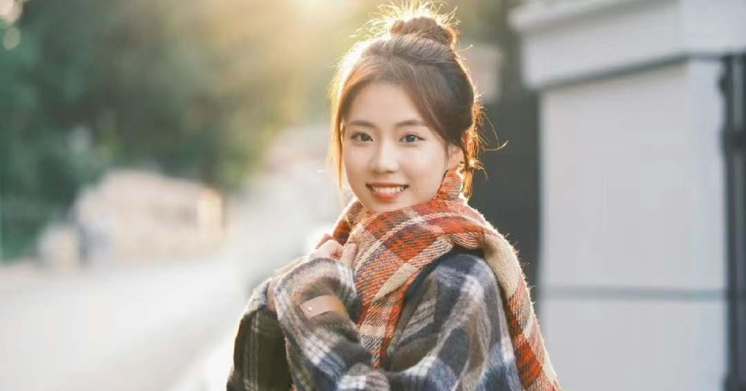 眼神交汇，身体亲近，爱情悄然来敲门