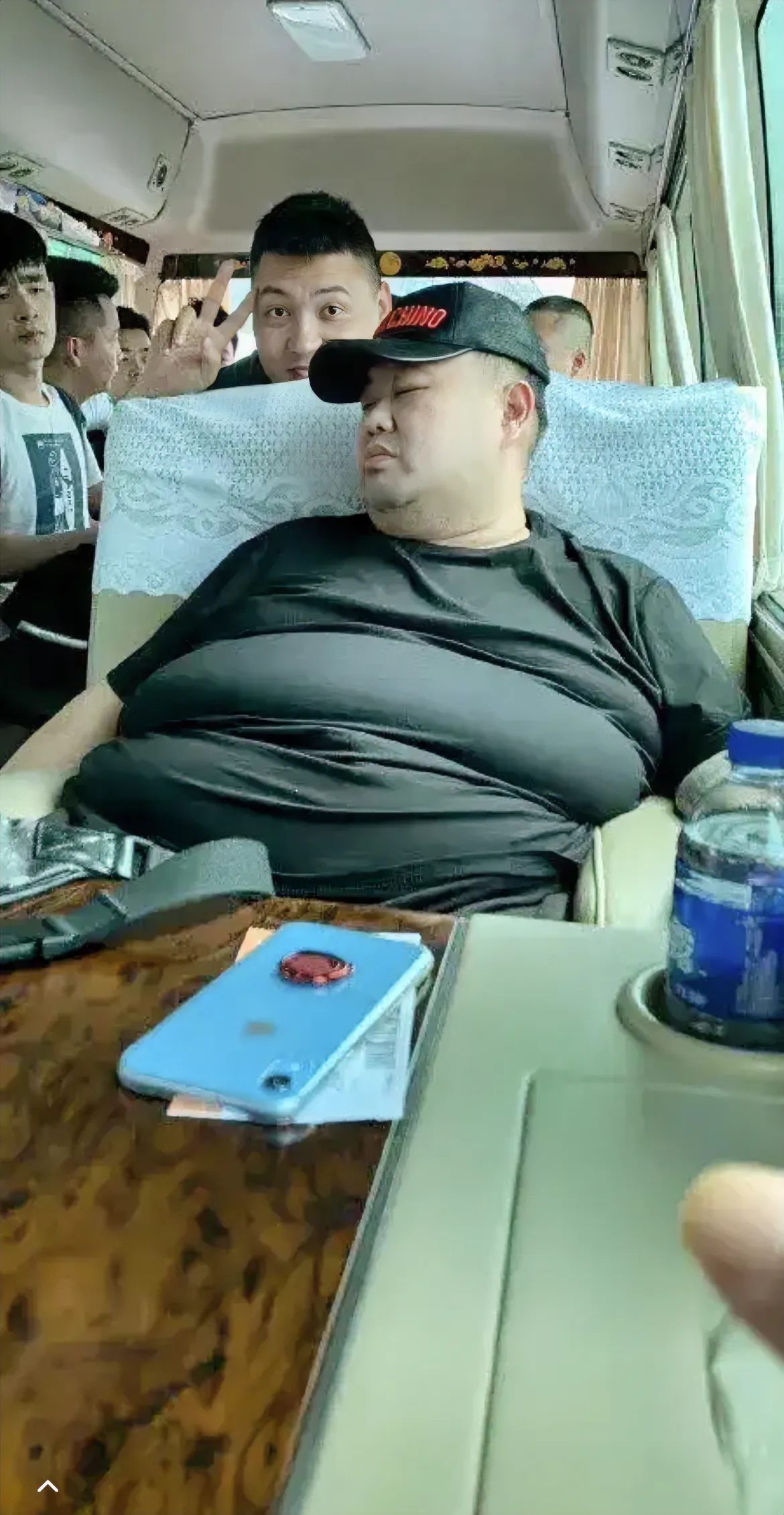 他整天忙于各种演出活动，实在太累了，在车上睡的真香。哎呀，怎么没见到他的搭档呢，