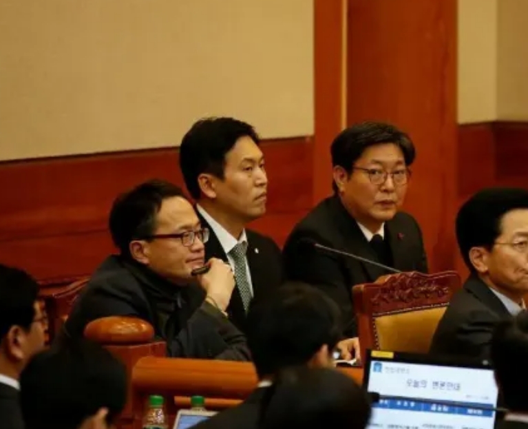 妥协了吧！！
从尹总今天的律师表态来看，尹总开始妥协，不管是韩国公调处还是韩国警