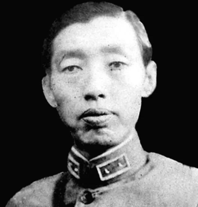 1929年6月，石友三倒戈后，蒋介石派钱大钧去劳军。石友三对钱大钧很是谄媚，搞了
