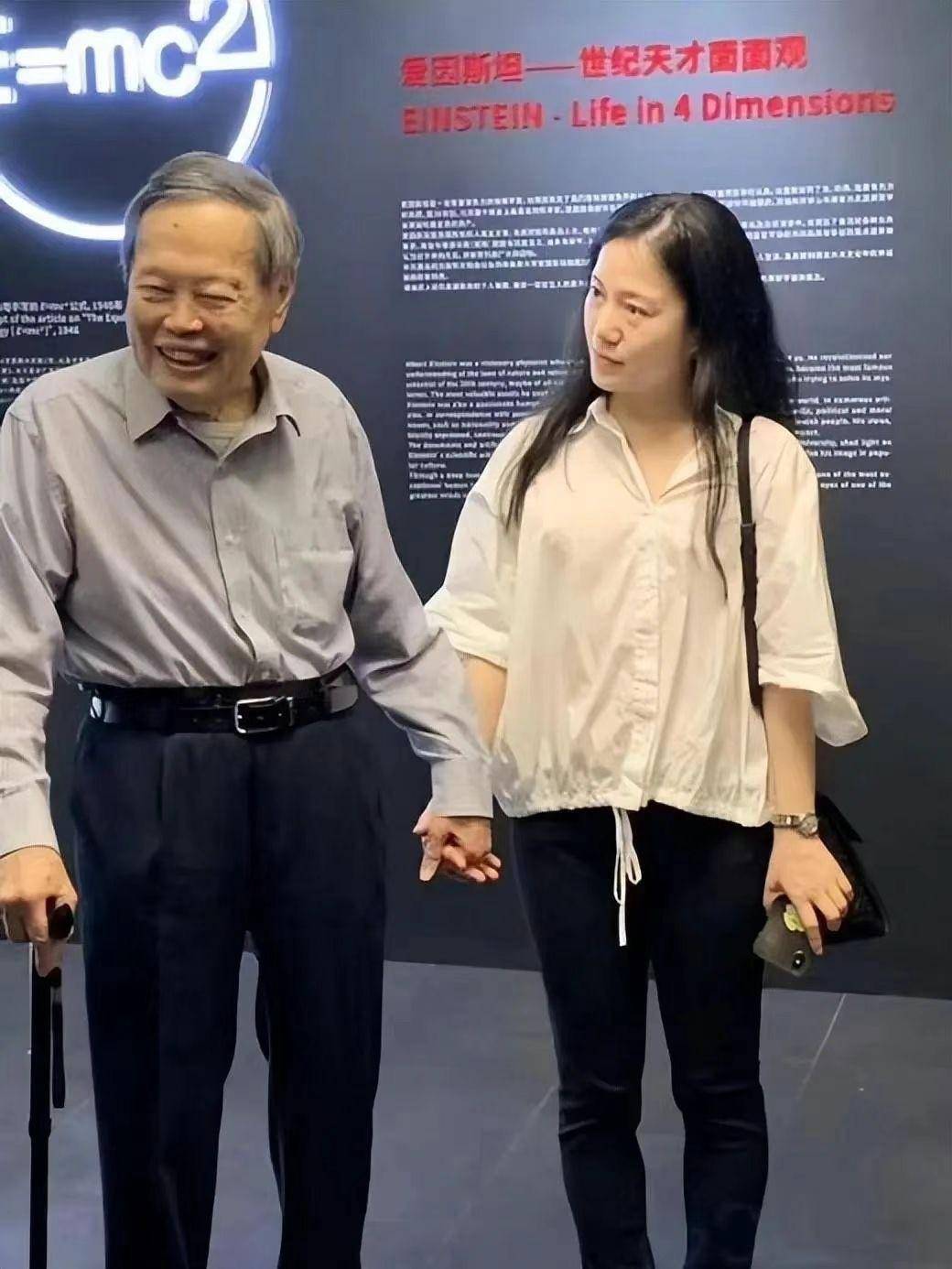 2004年，28岁的翁帆和大她54岁的杨振宁结婚了，多年后，她说：我确实有所图，