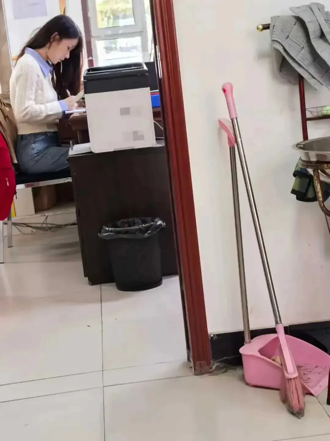 体制内的工作，坐在门口的一般是什么级别领导