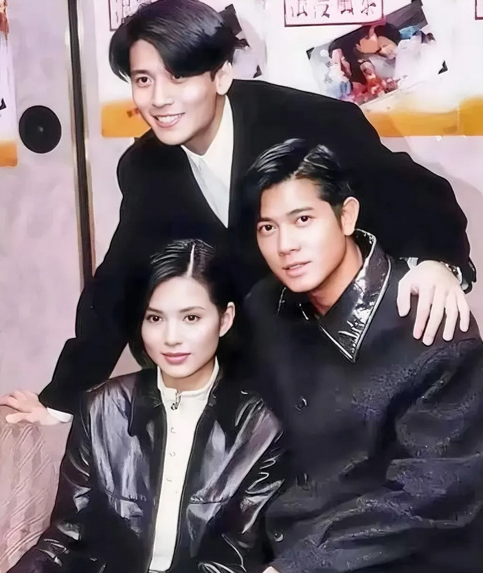 郭富城，李若彤，后面男演员是谁？  能认出来的，一定是九十年代资深港剧影迷！