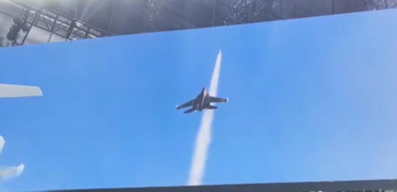 这个画面猛了！中国空军歼-16重型战斗机还有打卫星能力？在11月10日，网上传出