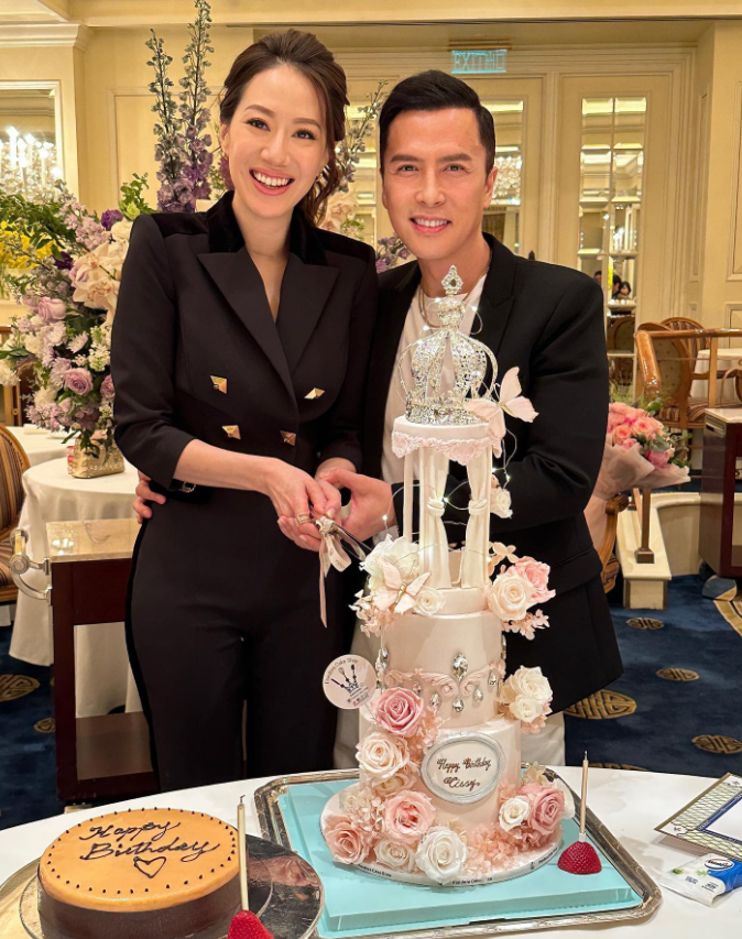香港武打巨星甄子丹和老婆汪诗诗的合照，这女真的很旺夫，甄子丹真的有福气